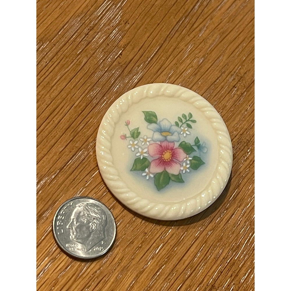 00103 - Avon‎ Floral Bouquet Porcelain Brooch Vintage Basket Weave Pin 1984 - Picture 5 of 5
